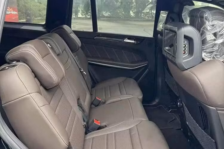 Với kích thước lớn, GLS 63 AMG có tới 7 chỗ ngồi cùng khoảng không gian cho hàng ghế thứ 2 rộng rãi. Hàng ghế này cũng đầy đủ tiện nghi với hệ thống sưởi cùng chức năng gập lưng ghế bằng 1 nút bấm Easy-Entry, dù lưng ghế hơi thấp. Đương nhiên, một chiếc xe ở đẳng cấp như GLS 63 AMG không thể thiếu vắng hệ thống điều hòa không khí tự động đa vùng.
