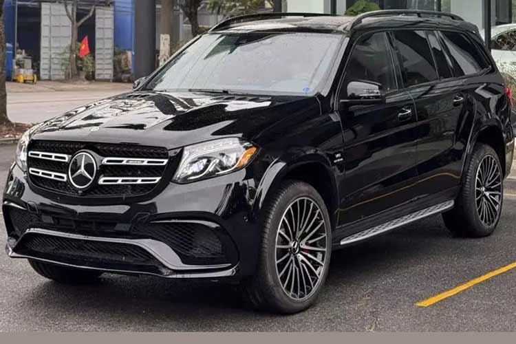 Mercedes-AMG GLS 63 là mẫu xe hiếm tại Việt Nam có giá bán trên 12 tỷ đồng, mẫu SUV này không dành cho số đông. Đã 14 năm trôi qua kể từ khi dòng GLS ngừng sản xuất, giới mê xe tại Việt Nam lại có dịp xôn xao với 1 chiếc Mercedes-AMG GLS 63 mới 100%, tức chưa đăng ký ở nước ta, lý do xe này bị lưu kho bãi ở cảng Hải Phòng từ năm 2018.
