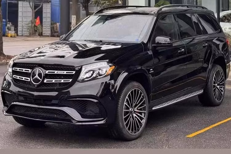 Mercedes-AMG GLS 63 là mẫu xe hiếm tại Việt Nam có giá bán trên 12 tỷ đồng, mẫu SUV này không dành cho số đông. Đã 14 năm trôi qua kể từ khi dòng GLS ngừng sản xuất, giới mê xe tại Việt Nam lại có dịp xôn xao với 1 chiếc Mercedes-AMG GLS 63 mới 100%, tức chưa đăng ký ở nước ta, lý do xe này bị lưu kho bãi ở cảng Hải Phòng từ năm 2018.