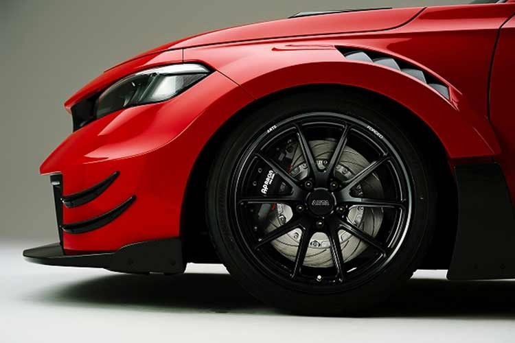 Ở phía sau, xe được trang bị vè dạng hai mảnh, bộ cản sau, cánh chia gió hai bên, cánh gió lớn phía sau cùng chân đỡ và tấm gắn bên – tất cả đều làm từ sợi carbon. Ngoài ra còn có giá đỡ cánh gió và cánh đuôi gắn trên cốp. Màu sơn đặc biệt ARTA Orange là tùy chọn tính phí.