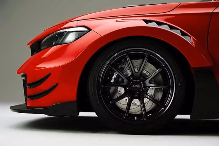 Ở phía sau, xe được trang bị vè dạng hai mảnh, bộ cản sau, cánh chia gió hai bên, cánh gió lớn phía sau cùng chân đỡ và tấm gắn bên – tất cả đều làm từ sợi carbon. Ngoài ra còn có giá đỡ cánh gió và cánh đuôi gắn trên cốp. Màu sơn đặc biệt ARTA Orange là tùy chọn tính phí.