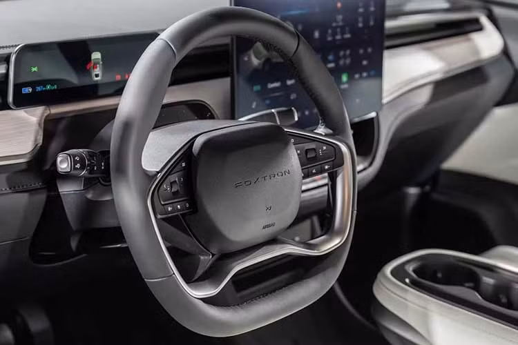 Phiên bản tiêu chuẩn sử dụng một động cơ điện đơn công suất 229 mã lực dẫn động cầu sau, tăng tốc 0–100 km/h trong 6,8 giây. Trong khi đó, bản cao cấp sử dụng hệ thống dẫn động bốn bánh với hai mô-tơ điện, đạt công suất 400 mã lực, cho khả năng tăng tốc 0–100 km/h chỉ trong 3,9 giây.