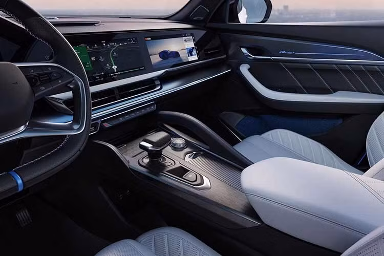 Cuối cùng, có hai loại hệ thống âm thanh được giới thiệu trên Renault Filante 2026, bắt đầu với hệ thống Arkamys gồm tám loa và tính năng khử tiếng ồn động cơ chủ động (ANC), và phiên bản Bose Premium với mười loa, ba micro và tính năng khử tiếng ồn động cơ chủ động.