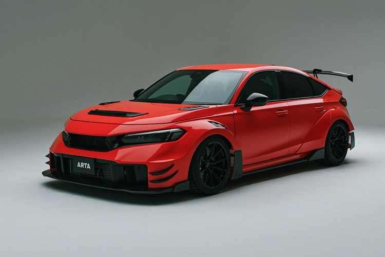 Phanh trước sử dụng kẹp phanh 6 piston AP Racing Pro 5000R với đĩa phanh hai mảnh đường kính 365 mm và má phanh bán kim loại. Phanh sau tiêu chuẩn được nâng cấp thêm má phanh bán kim loại và ống dẫn dầu phanh bọc thép không gỉ.