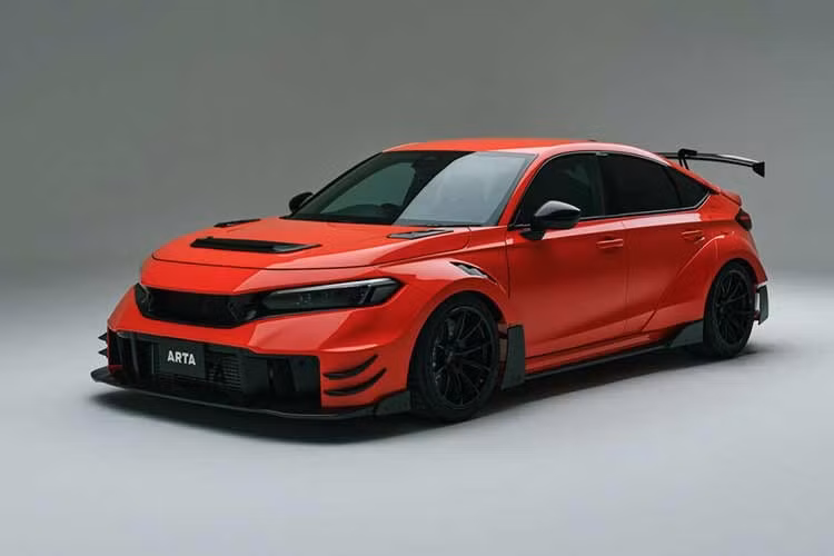 Phanh trước sử dụng kẹp phanh 6 piston AP Racing Pro 5000R với đĩa phanh hai mảnh đường kính 365 mm và má phanh bán kim loại. Phanh sau tiêu chuẩn được nâng cấp thêm má phanh bán kim loại và ống dẫn dầu phanh bọc thép không gỉ.