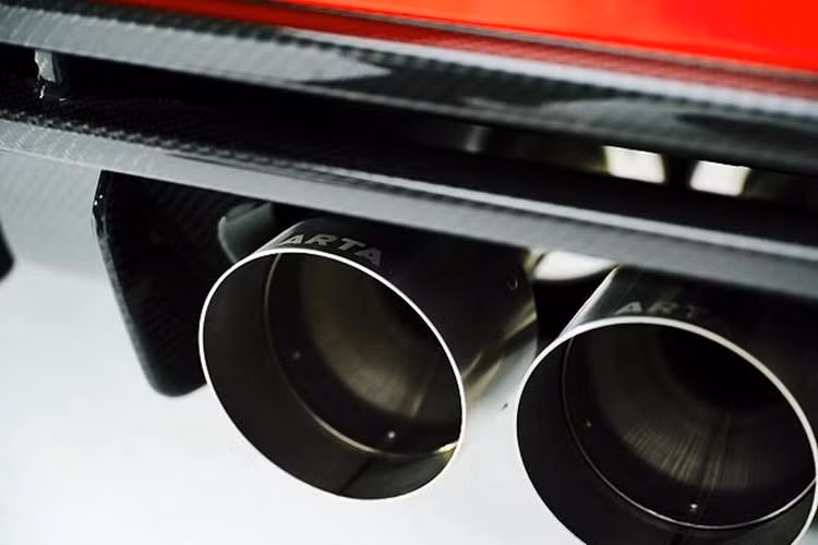 Về vận hành, Civic Type R ARTA GT được nâng cấp hệ thống xả ARTA x HKS, bộ intercooler ARTA x HKS, ECU hiệu năng cao của HKS, bộ turbo thể thao, két làm mát dầu HKS và vi sai chống trượt Cusco Type-RS.