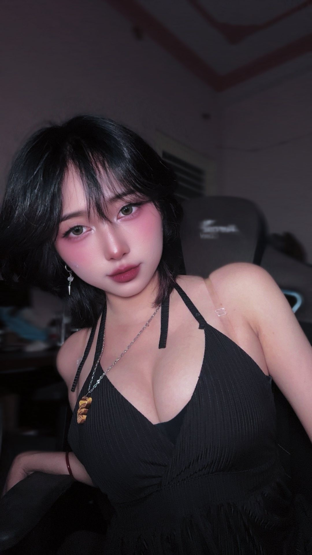 Trong bức ảnh mới, nữ trọng tài xinh đẹp và nổi tiếng trong làng game Việt Mercury diện váy đen gợi cảm, tông trang điểm ngọt ngào nhưng vẫn giữ được vẻ xinh xắn, cuốn hút.