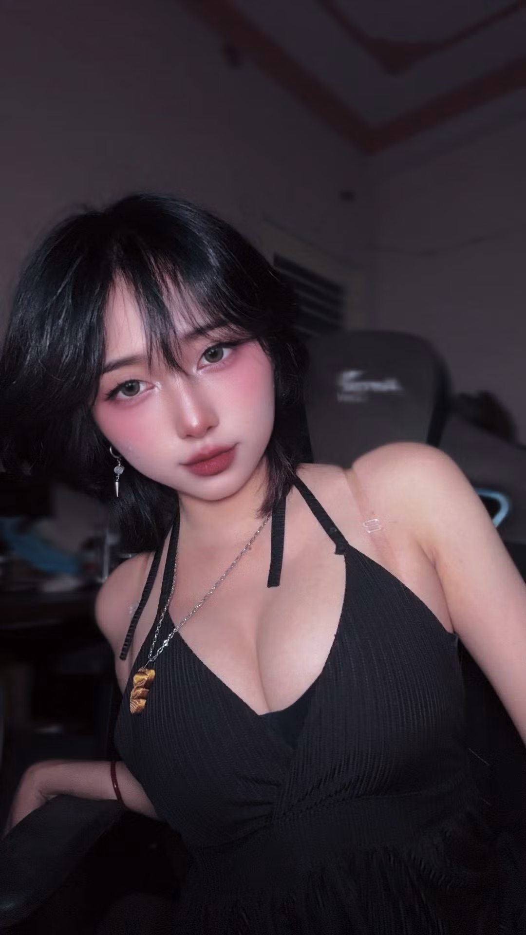 Trong bức ảnh mới, nữ trọng tài xinh đẹp và nổi tiếng trong làng game Việt Mercury diện váy đen gợi cảm, tông trang điểm ngọt ngào nhưng vẫn giữ được vẻ xinh xắn, cuốn hút.