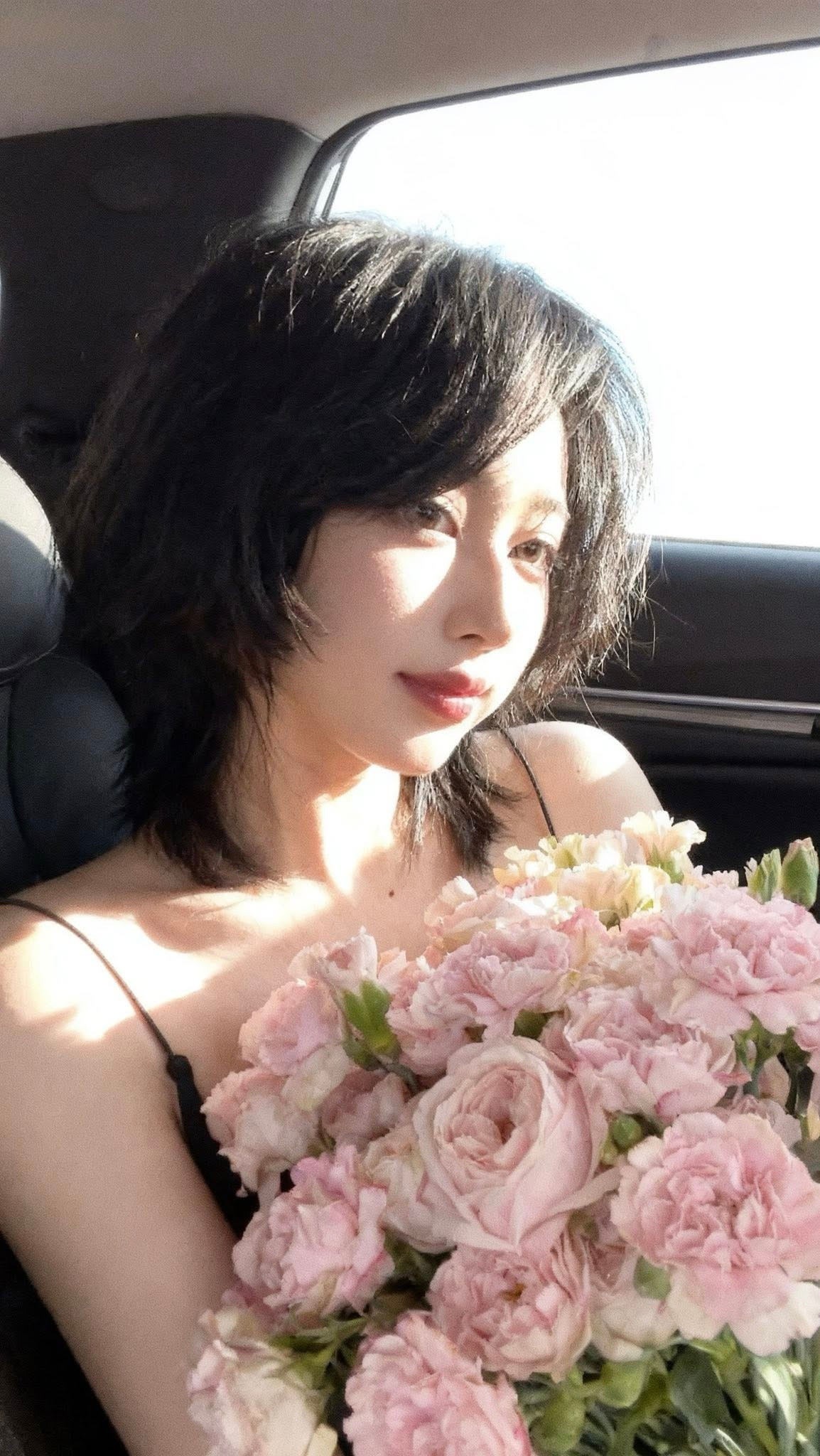 Việc Mercury dần tái xuất với hình ảnh rạng rỡ, liên tục "tung" ra nhiều bộ ảnh tràn đầy năng lượng càng khiến người hâm mộ vui mừng và yên tâm hơn bao giờ hết.