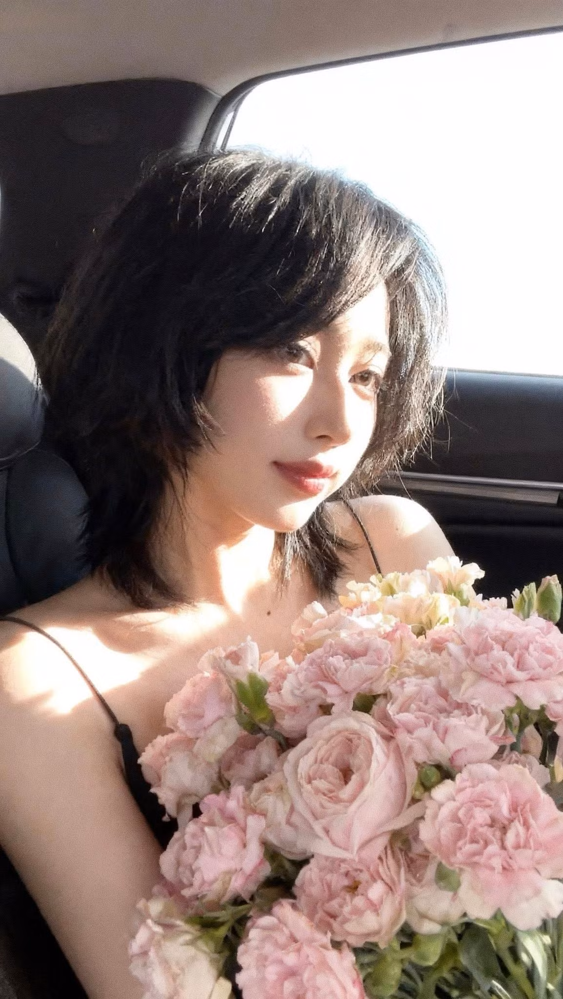 Việc Mercury dần tái xuất với hình ảnh rạng rỡ, liên tục "tung" ra nhiều bộ ảnh tràn đầy năng lượng càng khiến người hâm mộ vui mừng và yên tâm hơn bao giờ hết.