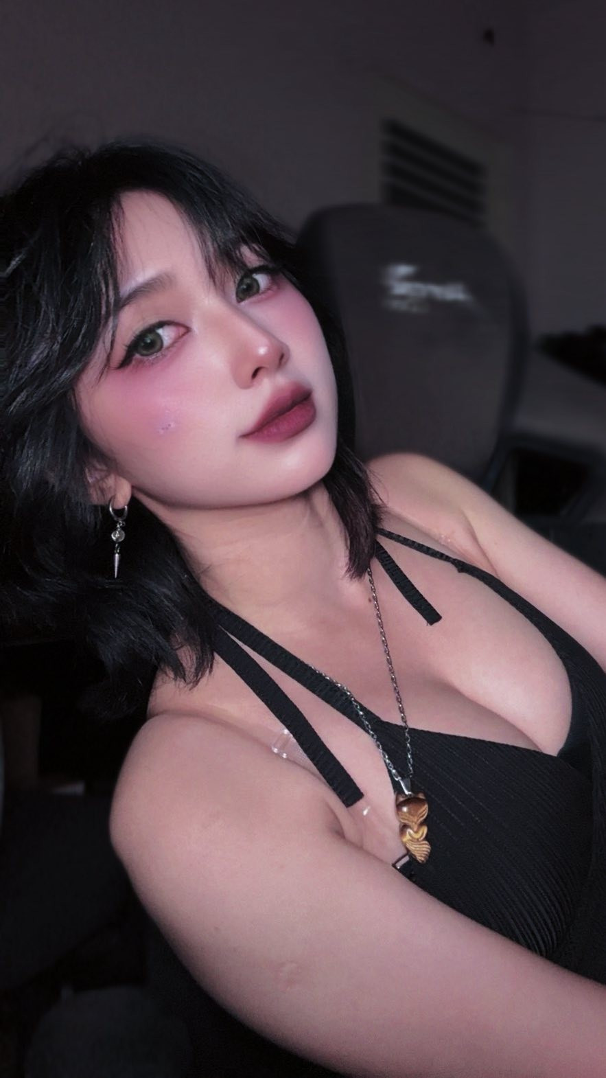 Gương mặt dễ mến, đôi mắt hút hồn cùng mái tóc ngắn cá tính giúp Mercury dễ dàng “đốt mắt” người xem chỉ sau vài giây.