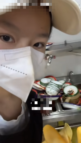 Đội ngũ vận hành giải đấu LPL lại có thu nhập khá khiêm tốn. Nhiều tên tuổi Top đầu như Candice, Chu Thục Di, Iris... cũng từng gặp không ít "sóng gió". Huống chi những MC ở giải hạng 2 như Wen Shan lại càng khó khăn để theo đuổi sự nghiệp.