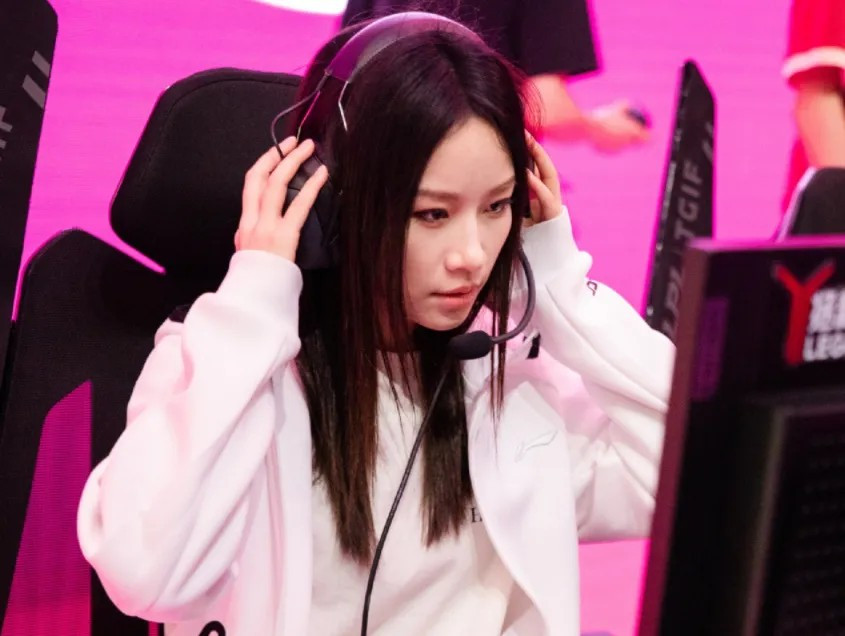 Từng được xem là một trong những biểu tượng sắc đẹp và tài năng của làng thể thao điện tử Trung Quốc, Wen Shan – nữ MC đình đám của giải đấu LPL đang khiến cộng đồng không khỏi bàng hoàng, khi xuất hiện trong một video ngắn với diện mạo hoàn toàn khác.