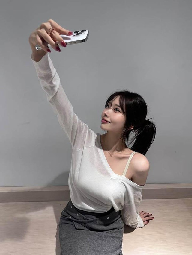 Nếu phải chọn ra một đặc điểm hình thể cuốn hút nhất của Lee Jung-kong, đó chắc chắn là bờ vai gầy thanh mảnh và xương quai xanh cực phẩm. Trong hầu hết các bài đăng, cô nàng đều khéo léo phô diễn ưu điểm này một cách đầy nghệ thuật.