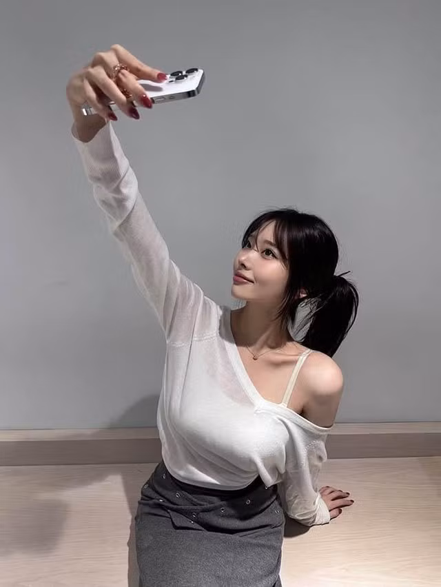 Nếu phải chọn ra một đặc điểm hình thể cuốn hút nhất của Lee Jung-kong, đó chắc chắn là bờ vai gầy thanh mảnh và xương quai xanh cực phẩm. Trong hầu hết các bài đăng, cô nàng đều khéo léo phô diễn ưu điểm này một cách đầy nghệ thuật.