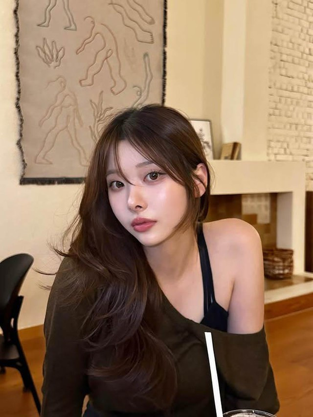 Jung-kong thường chọn những chiếc áo len có phần cổ rộng, cố tình để lệch sang một bên vai. Cách mặc này tạo cảm giác như chiếc áo đang chực chờ rơi xuống, khơi gợi trí tưởng tượng nhưng vẫn giữ được nét thanh lịch cần có.