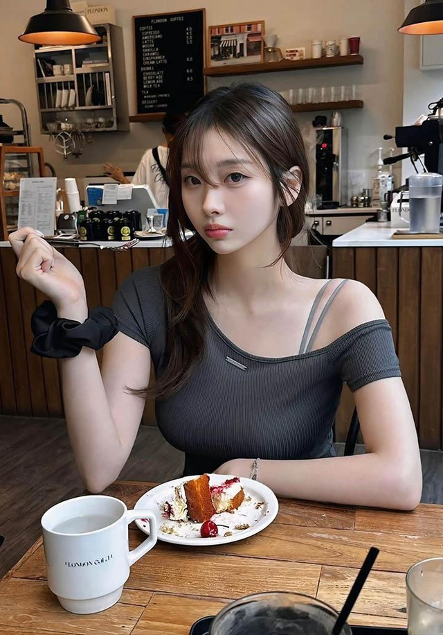 Đôi vai của Jung-kong có độ dốc hoàn hảo, trắng ngần và mịn màng như tạc từ ngọc thạch. Khi khoác lên mình những chiếc áo len dệt kim mỏng manh hay áo trễ vai, bờ vai ấy hiện lên hững hờ, tạo nên một khoảng hở đầy tính nữ. Đó là sự gợi cảm không phô trương, một kiểu quyến rũ "văn minh" nhưng lại có sức sát thương cực lớn đối với cánh mày râu.