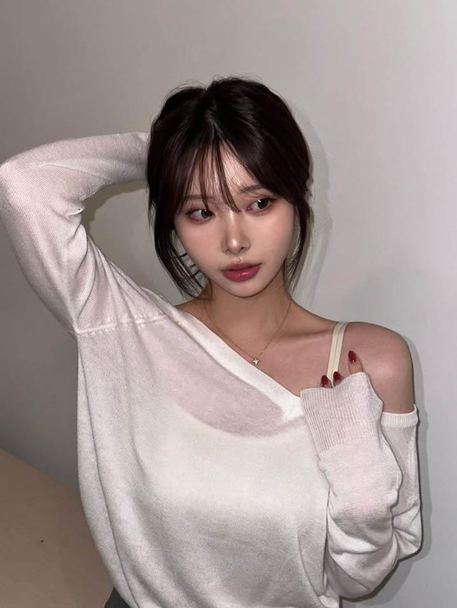 Không cần những bộ cánh quá hở hang hay chiêu trò gây sốc, cô nàng hot girl có tên Lee Jung-kong sở hữu hơn 108.000 người theo dõi này lại chọn cho mình một lối đi riêng: sự quyến rũ đến từ những khoảng hở tinh tế, mà tâm điểm chính là bờ vai trần "hững hờ" đúng chuẩn nàng thơ hiện đại.