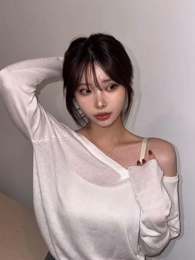 Không cần những bộ cánh quá hở hang hay chiêu trò gây sốc, cô nàng hot girl có tên Lee Jung-kong sở hữu hơn 108.000 người theo dõi này lại chọn cho mình một lối đi riêng: sự quyến rũ đến từ những khoảng hở tinh tế, mà tâm điểm chính là bờ vai trần "hững hờ" đúng chuẩn nàng thơ hiện đại.