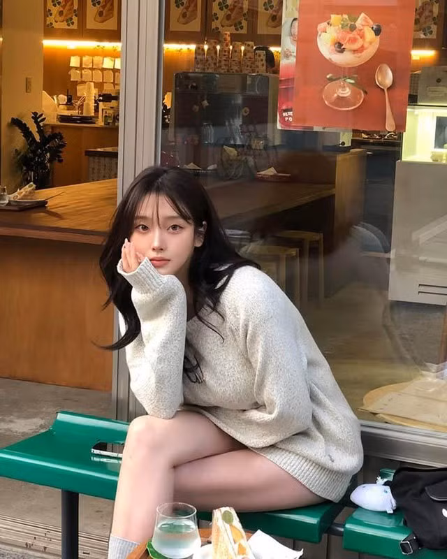 Thần thái của cô không phải kiểu rực rỡ như nắng hè mà lại mang chút "vibe" lạnh lùng, mơ màng của những buổi chiều thu. Ánh mắt nhìn thẳng vào ống kính của Jung-kong luôn có một sức mạnh vô hình, vừa như đang lẩn tránh, vừa như đang khiêu khích, khiến bất cứ ai lỡ sa vào cũng khó lòng dứt ra được.