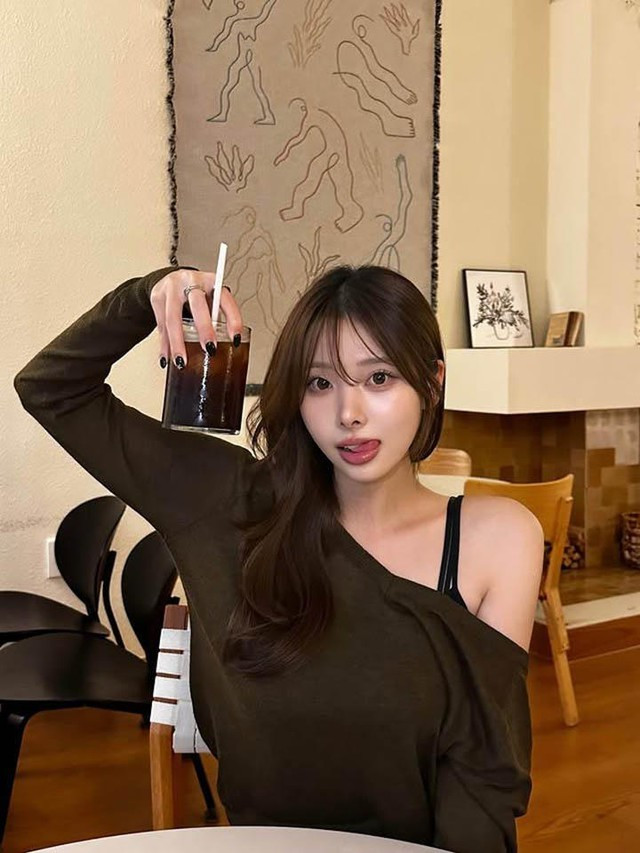 Nhìn vào những khung hình của Lee Jung-kong, điều đầu tiên khiến người ta phải ngẩn ngơ chính là gương mặt mang nét đẹp vừa ngây thơ, vừa sắc sảo.