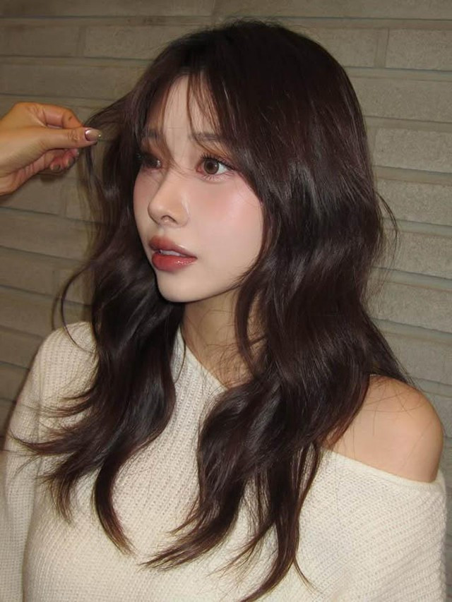 Layout trang điểm của Jung-kong thường thiên về tông trong suốt, nhấn vào đôi má ửng hồng và làn da trắng sứ mịn màng không tì vết.