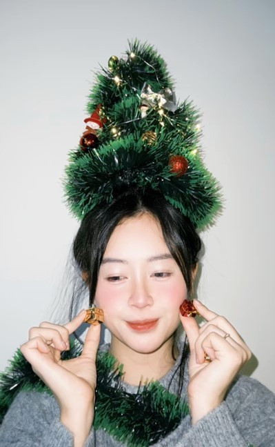 View - Trend buộc tóc cây thông Noel gây sốt mùa Giáng sinh 2025 | Báo Tri thức và Cuộc sống - TIN TỨC PHỔ BIẾN KIẾN THỨC 24H