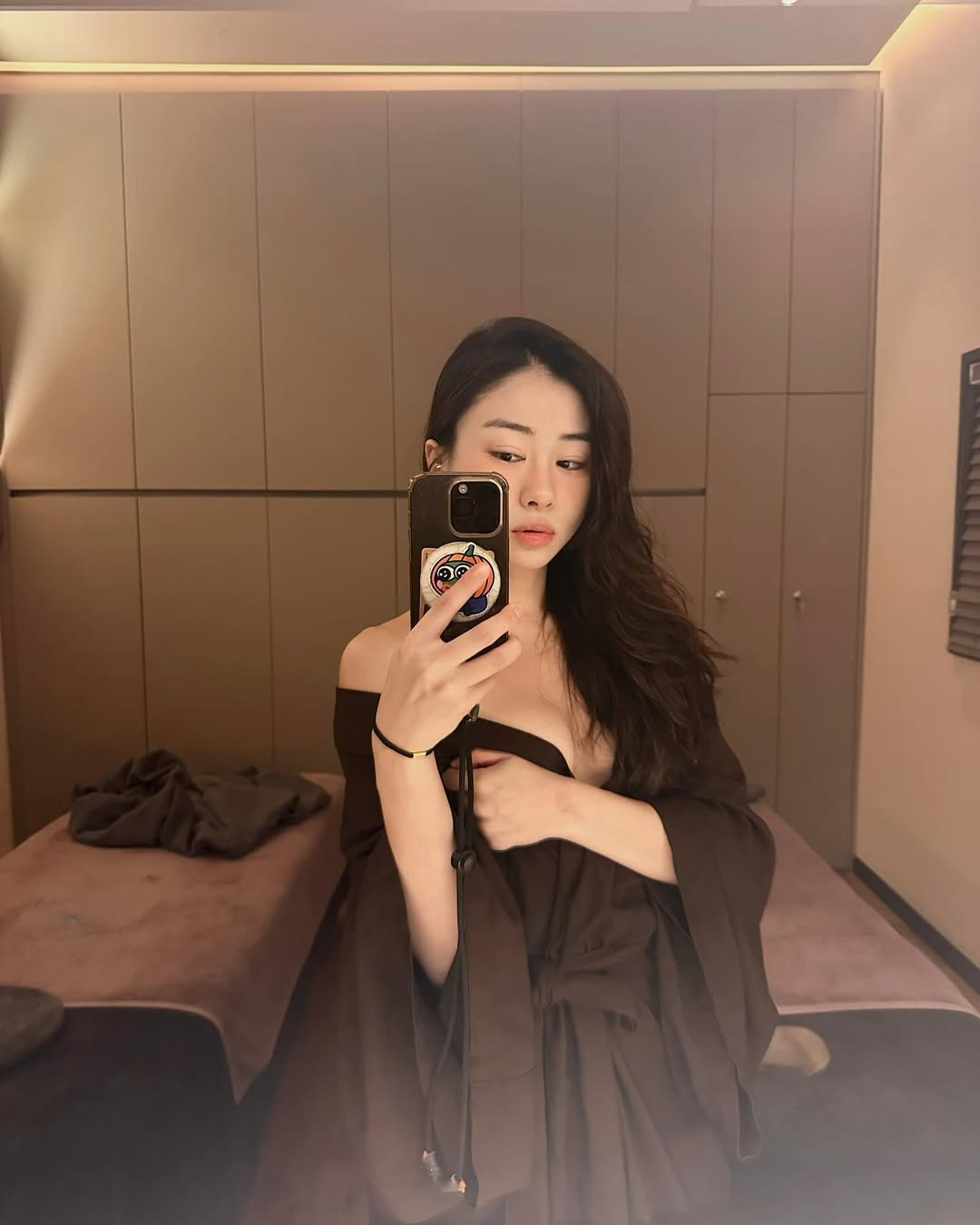Rất may, với phản xạ nhanh nhạy, Mhyochi đã kịp thời né tránh và hét lớn “Wow! Wow! Wow!” để yêu cầu hắn dừng lại. Cô nhanh chóng rời khỏi hiện trường, vừa đi vừa thể hiện sự bức xúc cao độ.