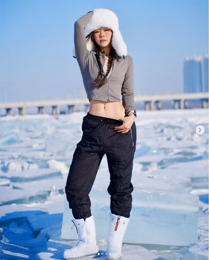 Thậm chí, khi đang di chuyển, Mhyochi còn bị tên này quay lại bám theo cùng một người bạn, cố thuyết phục cô đi cùng. Gái xinh tiếp tục từ chối quyết liệt và kết thúc buổi phát sóng trong trạng thái hoảng loạn.