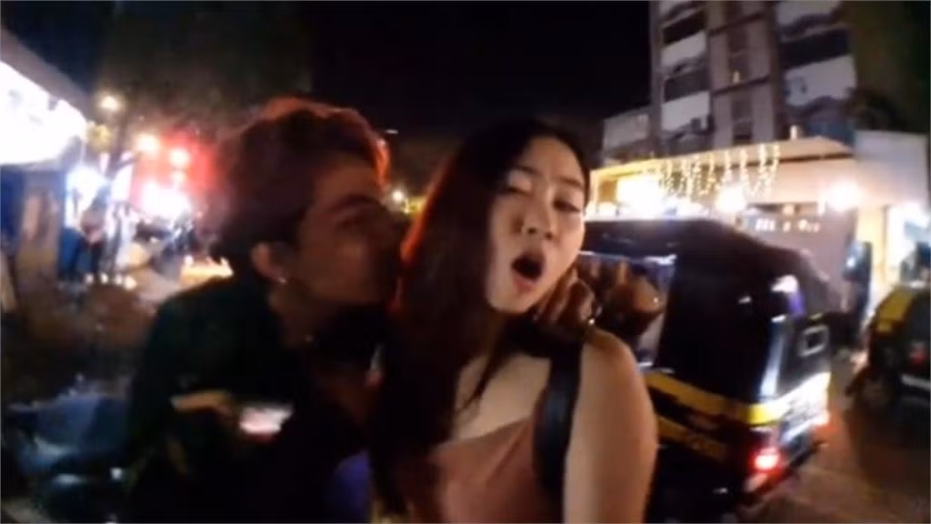 Toàn bộ sự việc của Mhyochi đã được ghi lại và phát tán rộng rãi trên mạng xã hội, làm dấy lên làn sóng phản đối mạnh mẽ.