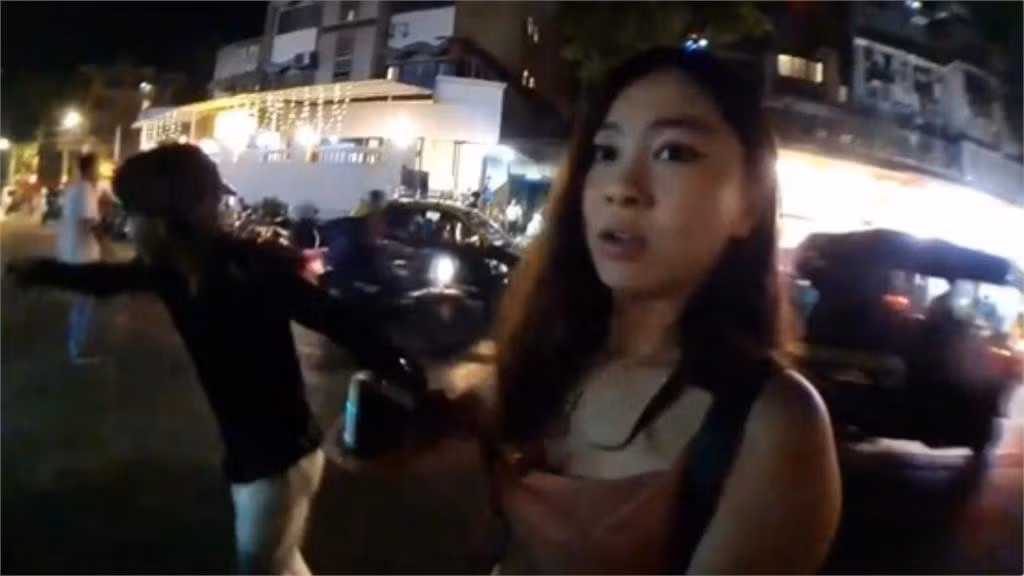 Trong lúc đang phát sóng trực tiếp trong một chuyến đi du lịch, cô nàng streamer đã bất ngờ bị hai người đàn ông lạ mặt tiếp cận và thực hiện hành vi cưỡng hôn bất chấp sự phản kháng.