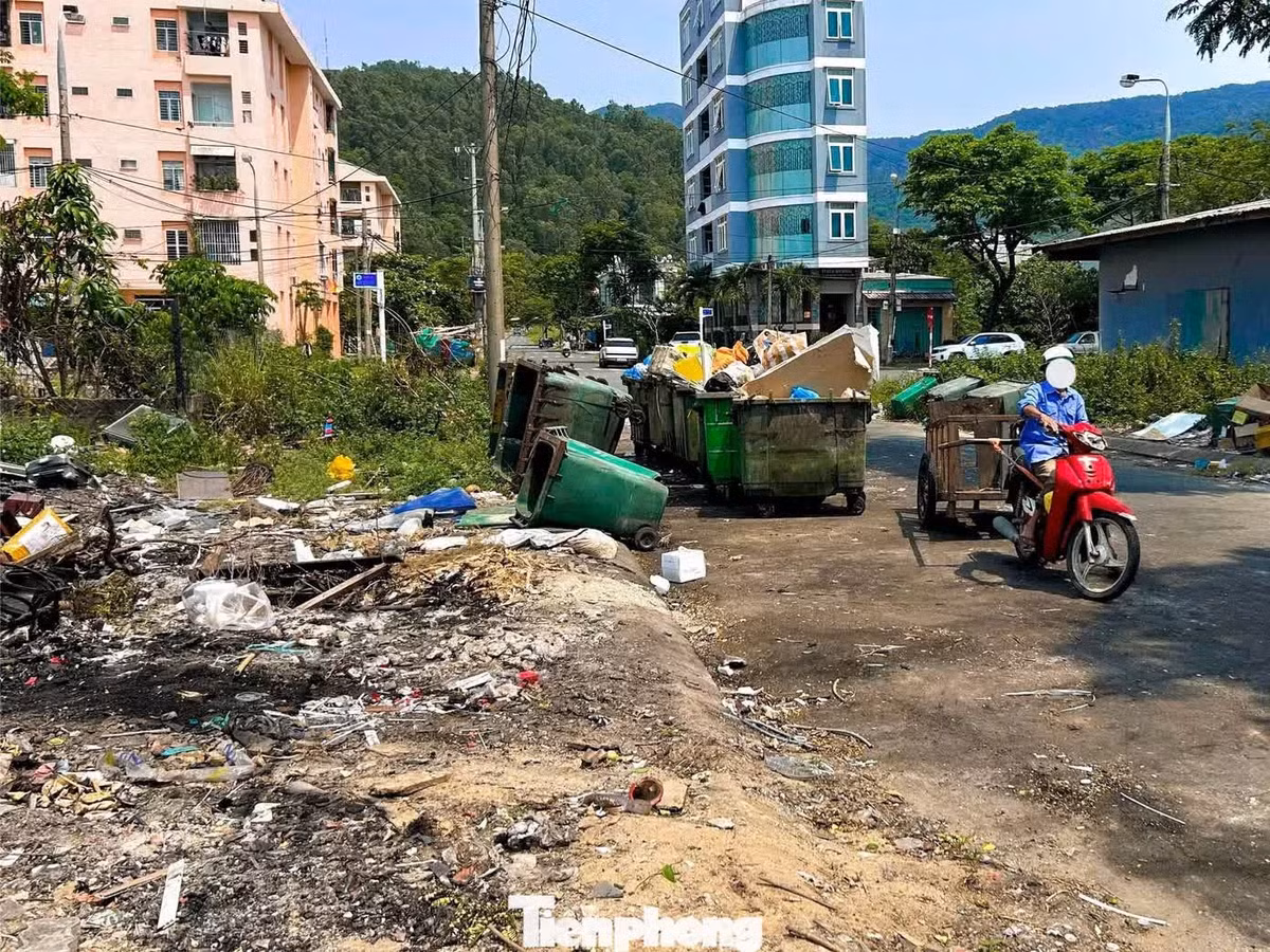 Theo người dân, cứ vào mỗi buổi chiều, rác thải từ nhiều nơi lại được đưa đến tập kết, hình thành các bãi rác tự phát. Ảnh: Duy Quốc