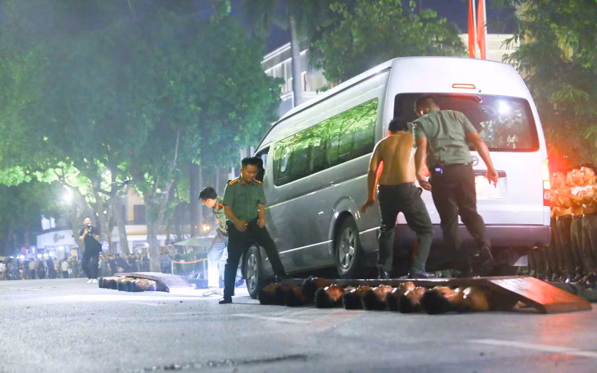 Màn biểu diễn cho ô tô đi qua người.