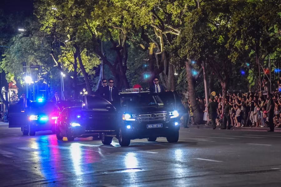 Phần trình diễn bảo vệ, hộ tống yếu nhận của lực lượng Cảnh vệ.