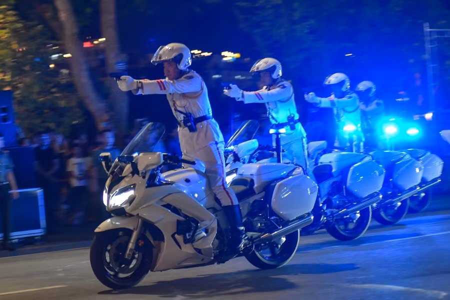 Lực lượng dẫn đoàn, hộ tống của Cảnh vệ CAND trình diễn kỹ thuật vừa điều khiển mô tô phân khối lớn vừa bắn súng.