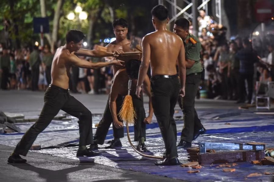 Lực lượng Đặc nhiệm của Cảnh vệ CAND trình diễn những màn khí công đặc biệt như thiết đầu công, bê tông mang tai và long đầu đao, dùng đầu đập bê tông, nằm giá kiếm đập đá khối trên bụng.