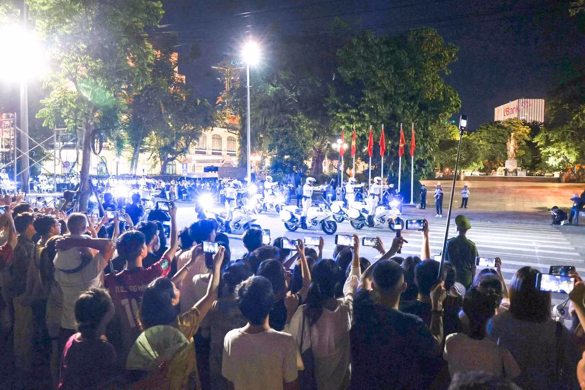 Rất đông người dân đã đổ về hồ Gươm để chờ xem màn tổng duyệt chương trình đặc sắc này. Hoạt động trình diễn chính thức sẽ diễn ra từ 17-18h ngày 2/8 ở hồ Gươm.
