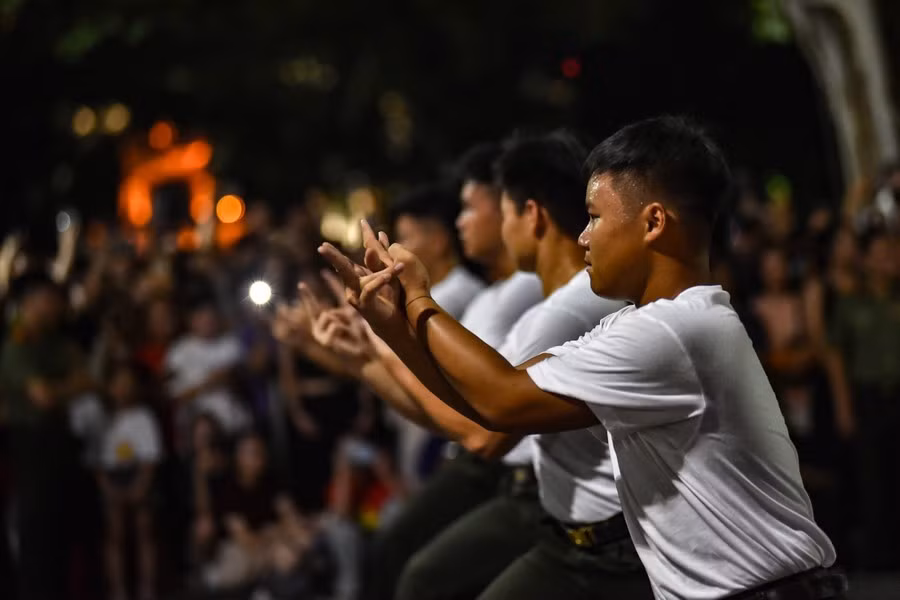 Phần biểu diễn võ thuật, khí công với các nội dung như: Biểu diễn kỹ thuật tấn công, phòng thủ bằng tay, chân; quyền 44 động tác, biểu diễn Mai Hoa quyền kết hợp phân thế, dùng đầu đập bê tông..