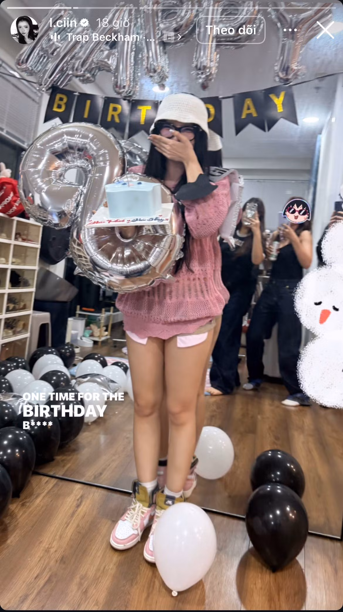 Hình ảnh này được cho là Ogenus công khai người yêu trong dịp sinh nhật nàng. Tuy nhiên, sau đó, nam rapper lập tức xóa bức ảnh này khỏi trang cá nhân. Song người hâm mộ đã nhanh chóng chụp màn hình được màn "trượt tay" này của anh chàng.