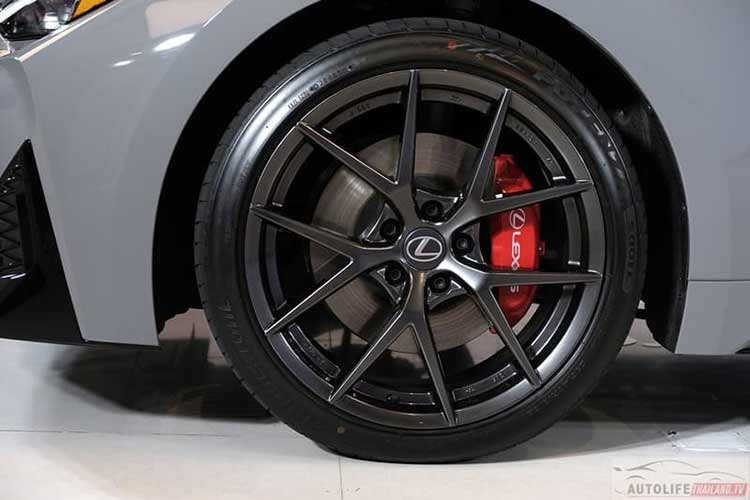 Về thiết kế, mẫu xe sedan hạng sang Lexus IS300h 2026 được tinh chỉnh ngoại hình theo hướng thể thao hơn, đặc biệt trên phiên bản F Sport. Phần đầu xe thay đổi với lưới tản nhiệt và cản trước thiết kế mới, trong khi phía sau sử dụng logo chữ “LEXUS” thay cho kiểu biểu tượng trước đây.