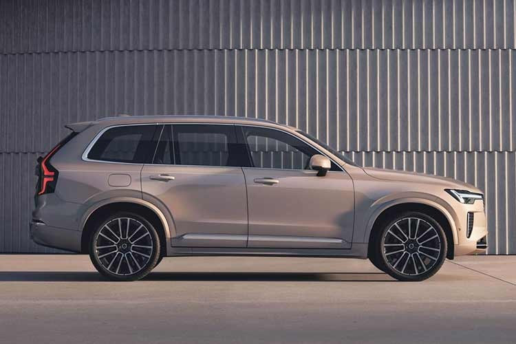 Xuyên suốt lịch sử phát triển, Volvo XC90 luôn được biết đến là một tượng đài về sự an toàn và phong cách sống đẳng cấp. Ở phiên bản 2026, Volvo không chỉ dừng lại ở việc tinh chỉnh các chi tiết ngoại thất mà còn đưa mẫu xe này bước sang một chương mới hiện đại hơn.
