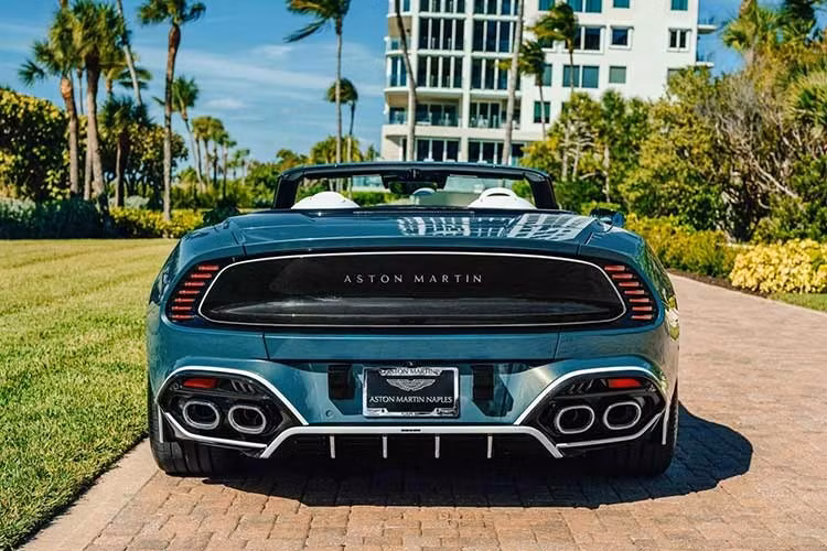 Siêu xe Vanquish Volante Wave Edition độc bản này là dự án cá nhân hóa của Q by Aston Martin, lấy cảm hứng từ bờ biển và những con sóng tại hạt Collier, nằm kế bên vịnh Florida (Mỹ).