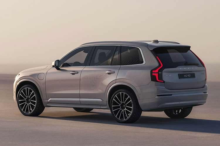 Ở bản nâng cấp 2026, Volvo XC90 thay đổi lưới tản nhiệt mạ chrome sang họa tiết nan chéo thay cho các nan dọc cũ. Cụm đèn chiếu sáng LED "Búa Thor" được tạo hình mảnh hơn, kéo dài sát vào phần lưới tản nhiệt để tạo cảm giác liền khối.