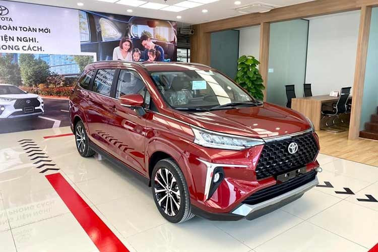 10. Toyota Veloz Cross: 595 xe ﻿Chốt hạ danh sách là mẫu MPV 7 chỗ nhà Toyota. Với doanh số gần 600 xe, Veloz Cross vẫn chứng tỏ mình là đối thủ nặng ký trong phân khúc xe gia đình cỡ nhỏ tại Việt Nam. Đáng tiếc nhất là "ông vua doanh số" Mitsubishi Xpander đối thủ của Veloz Cross bất ngờ "mất hút" khi chỉ bán ra vỏn vẹn 530 xe trong tháng 2.