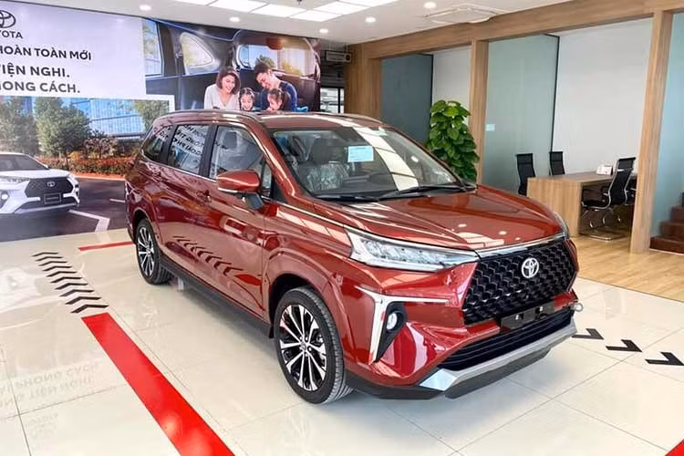 10. Toyota Veloz Cross: 595 xe ﻿Chốt hạ danh sách là mẫu MPV 7 chỗ nhà Toyota. Với doanh số gần 600 xe, Veloz Cross vẫn chứng tỏ mình là đối thủ nặng ký trong phân khúc xe gia đình cỡ nhỏ tại Việt Nam. Đáng tiếc nhất là "ông vua doanh số" Mitsubishi Xpander đối thủ của Veloz Cross bất ngờ "mất hút" khi chỉ bán ra vỏn vẹn 530 xe trong tháng 2.