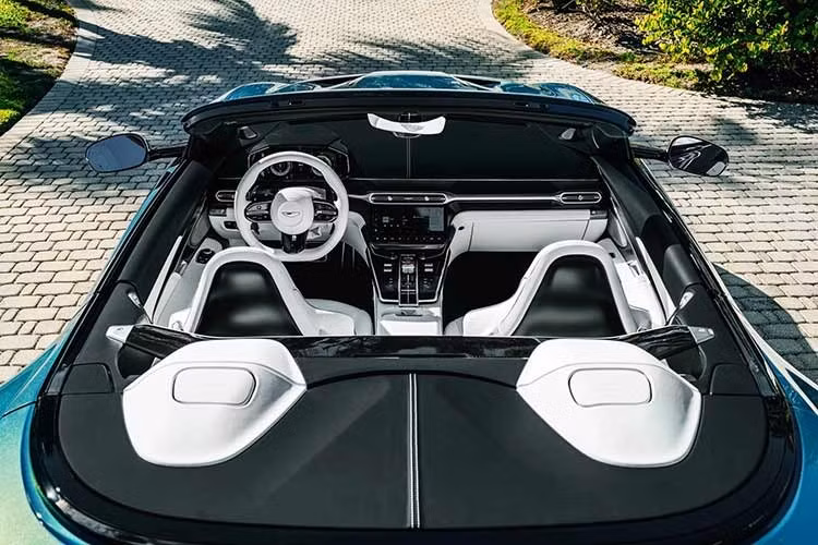 Ghế ngồi bọc da cao cấp màu trắng Glacier White, đi kèm với các đường chỉ tương phản màu xanh Pale Blue. Logo của phiên bản đặc biệt được thêu tỉ mỉ tại tựa đầu mỗi ghế.