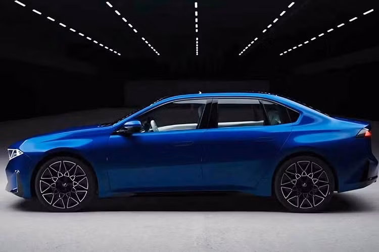 Theo kế hoạch, BMW sẽ chính thức giới thiệu mẫu i3 Sedan mới vào ngày 18/3, đánh dấu đây là sản phẩm thứ hai sử dụng nền tảng Neue Klasse, sau mẫu SUV iX3 ra mắt trước đó. Dù chưa công bố đầy đủ thông số kỹ thuật, hãng xe Đức đã nhấn mạnh yếu tố phát triển bền vững là một trong những trọng tâm của dự án.