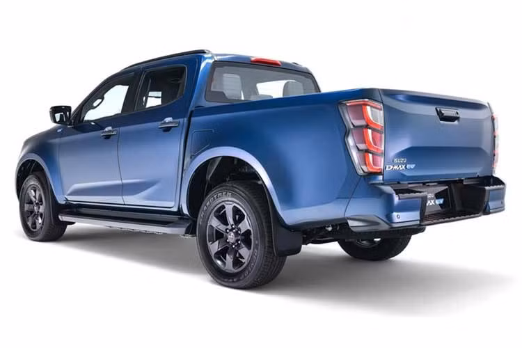 Về kích thước, mẫu xe bán tải chạy điện Isuzu D-Max EV 2027 mới tại Thái Lan sở hữu chiều dài 5.280 mm, rộng 1.870 mm, cao 1.810 mm và trục cơ sở 3.125 mm, tương đương với các phiên bản động cơ đốt trong hiện tại.