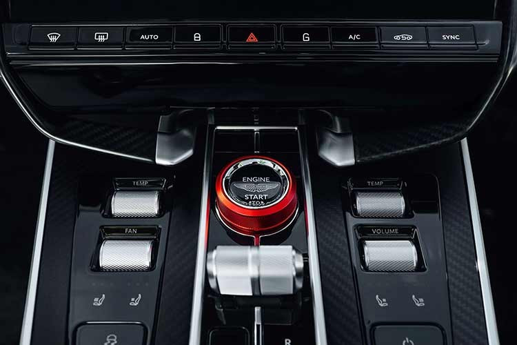 Khả năng tăng tốc từ 0 lên 100 km/h chỉ trong 3,4 giây với vận tốc tối đa 344 km/h. Aston Martin Vanquish Volante trang bị các chế độ lái GT, Sport và Sport+. Dù sở hữu cơ cấu mui trần, mẫu xe này chỉ nặng hơn khoảng 95 kg so với bản coupe.