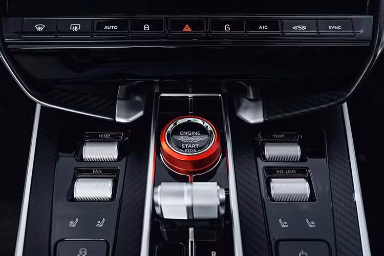 Khả năng tăng tốc từ 0 lên 100 km/h chỉ trong 3,4 giây với vận tốc tối đa 344 km/h. Aston Martin Vanquish Volante trang bị các chế độ lái GT, Sport và Sport+. Dù sở hữu cơ cấu mui trần, mẫu xe này chỉ nặng hơn khoảng 95 kg so với bản coupe.